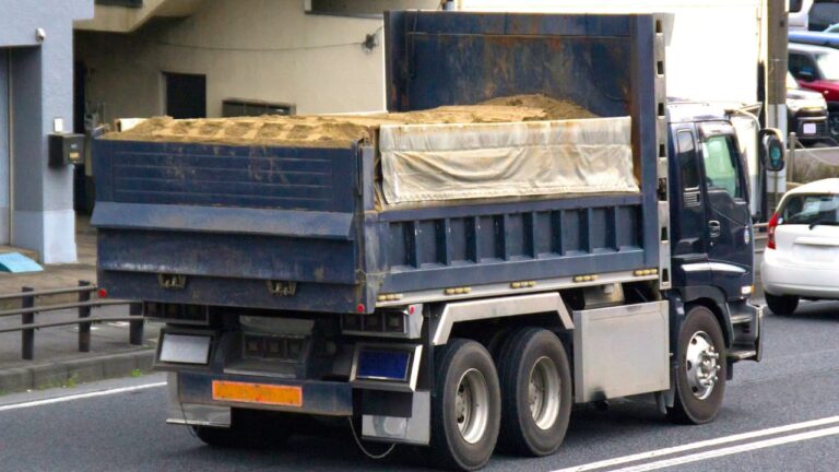 ダンプトラックの過積載とは？積載量の目安・罰則や安全を守る防止対策