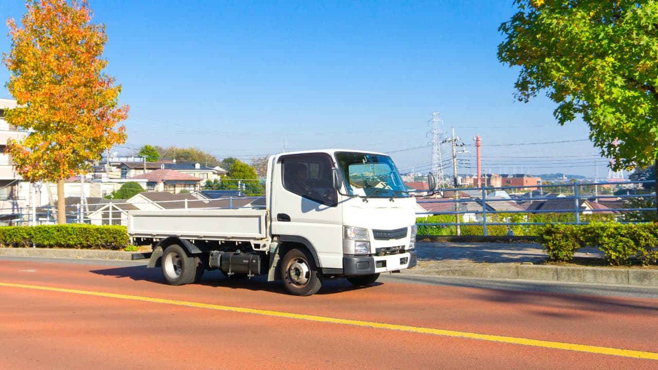 平ボディートラックとは？特徴や用途・必要な運転免許・選び方の 