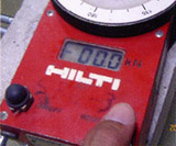2. リセットボタンを長押してデジタル表示を00.0kNにする。
